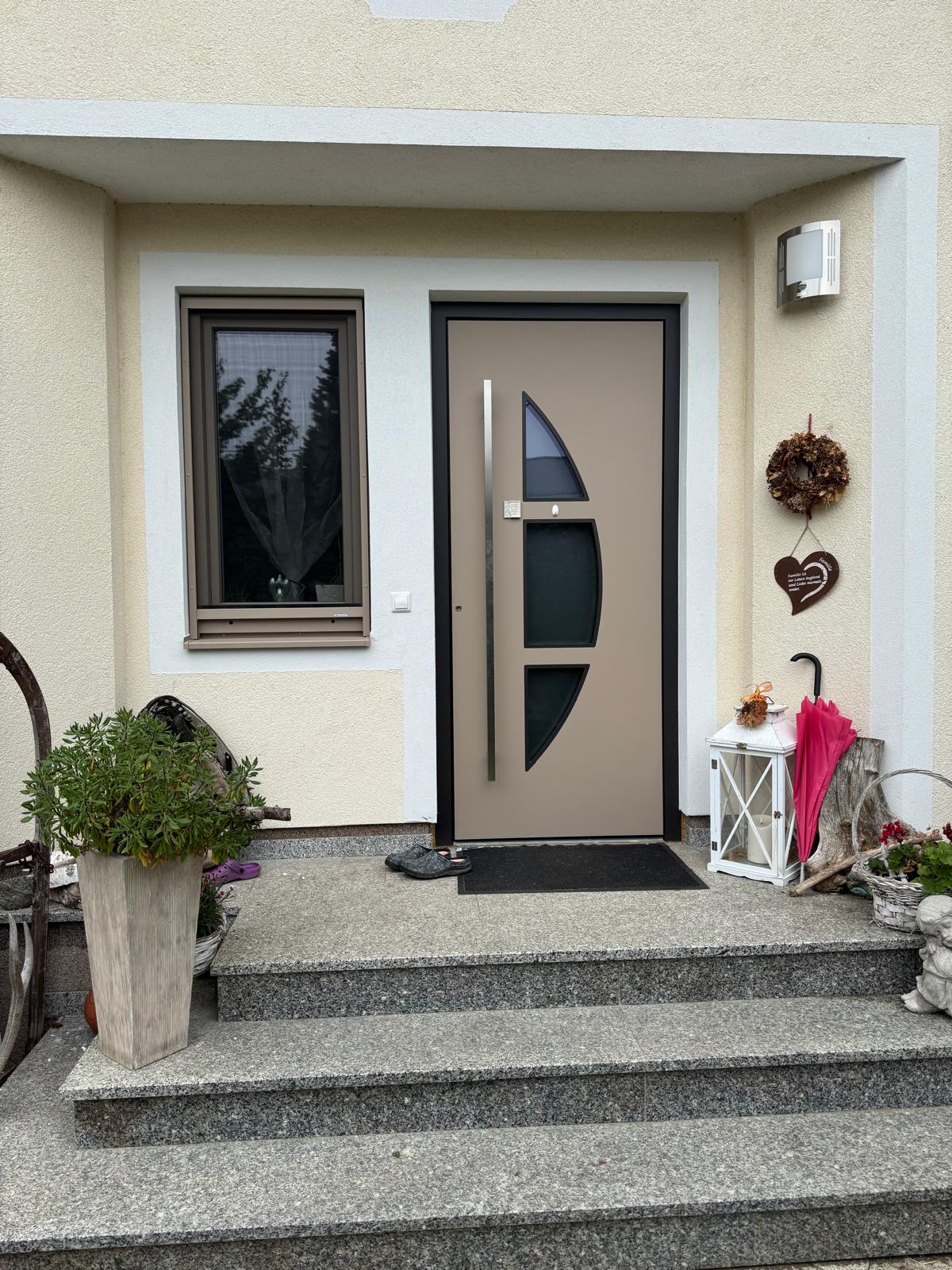 Haustäre und Fenster von Strimitzer